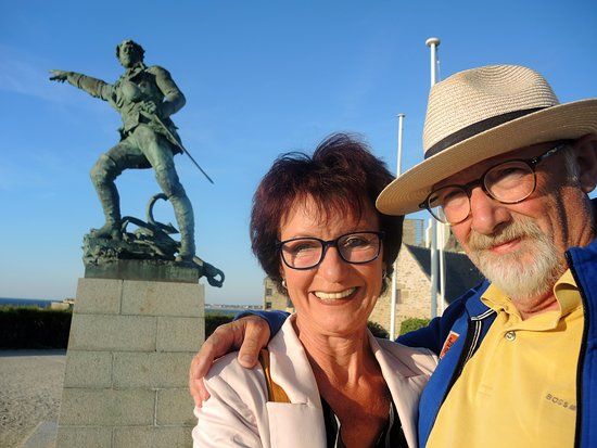 statue Robert Surcouf