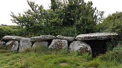 Dolmen et allée couverte de Kergüntuil